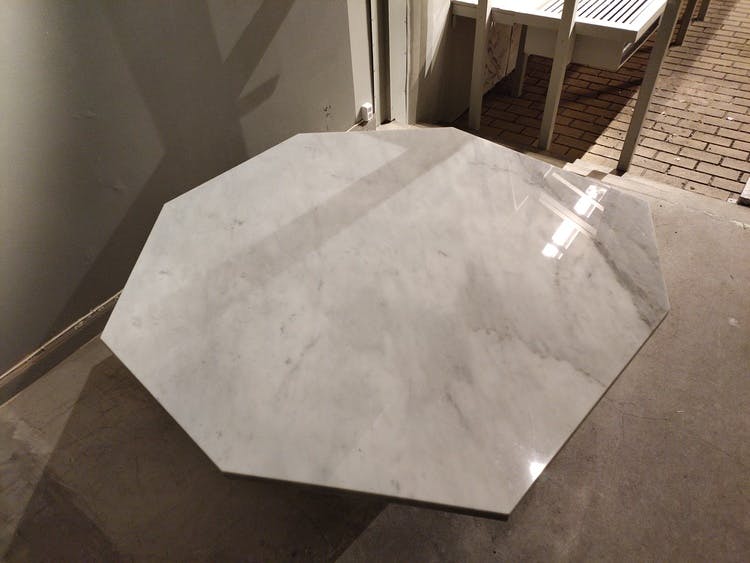 Tisch, Ginger & Jagger Rock - Carrara Marmor