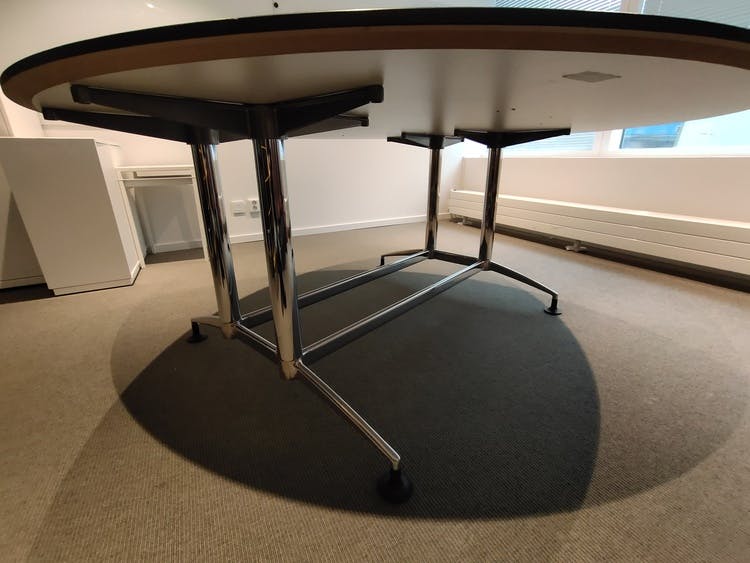 Runder zweiteiliger Konferenztisch mit schwarzer Kante - 180 cm