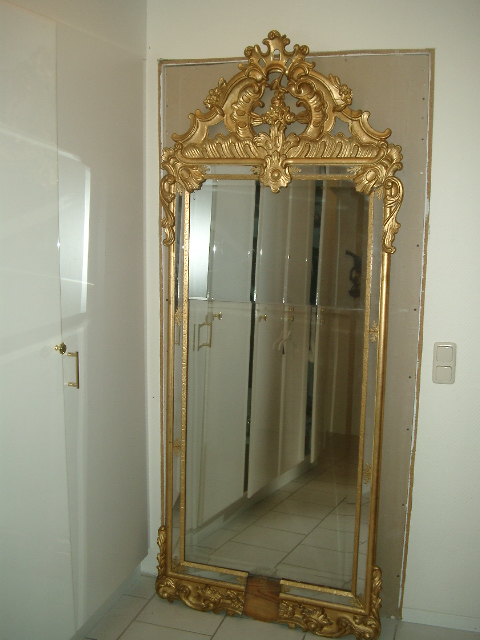 Antiker Spiegel mit verziertem Rahmen