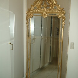 Antiker Spiegel mit verziertem Rahmen