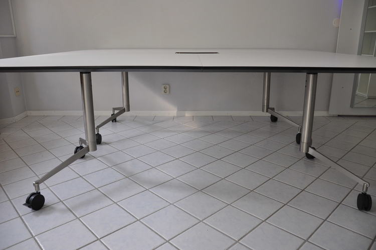 Konferenztisch / Projekttisch mit Rollen, Paustian Spinal Table - 210 x 200 cm