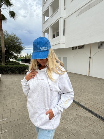 Be Kind Is The New Trend - Grå Hoodie