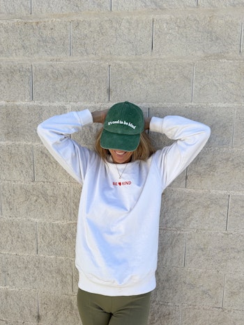 LOVE IS ALL WE NEED AND IT STARTS WITH YOU - Vit Sweatshirt / Collegetröja