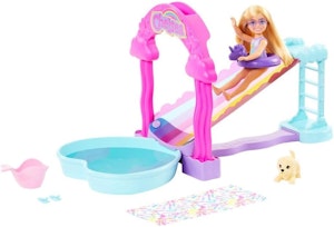 Barbie Chelsea lekset med regnbågsfärgad vattenrutschkana