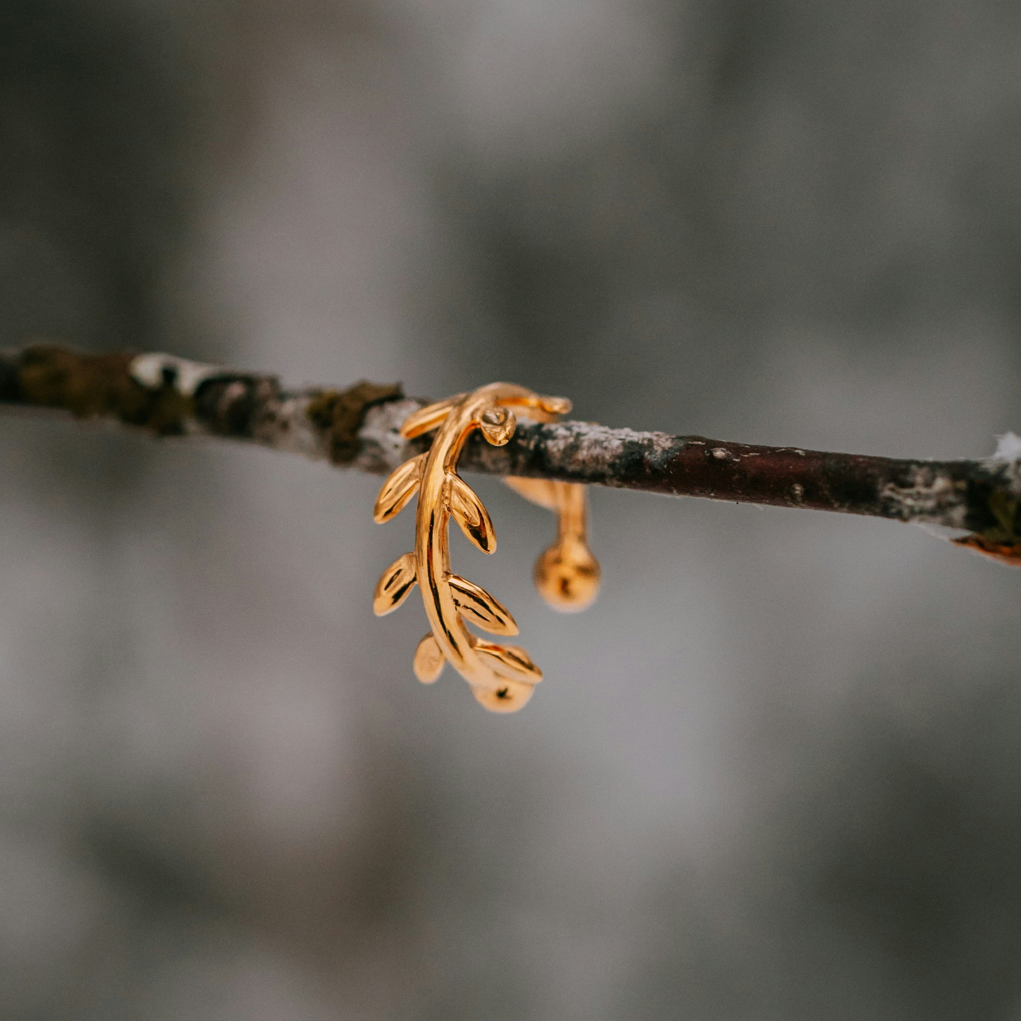 Saga earcuff guld