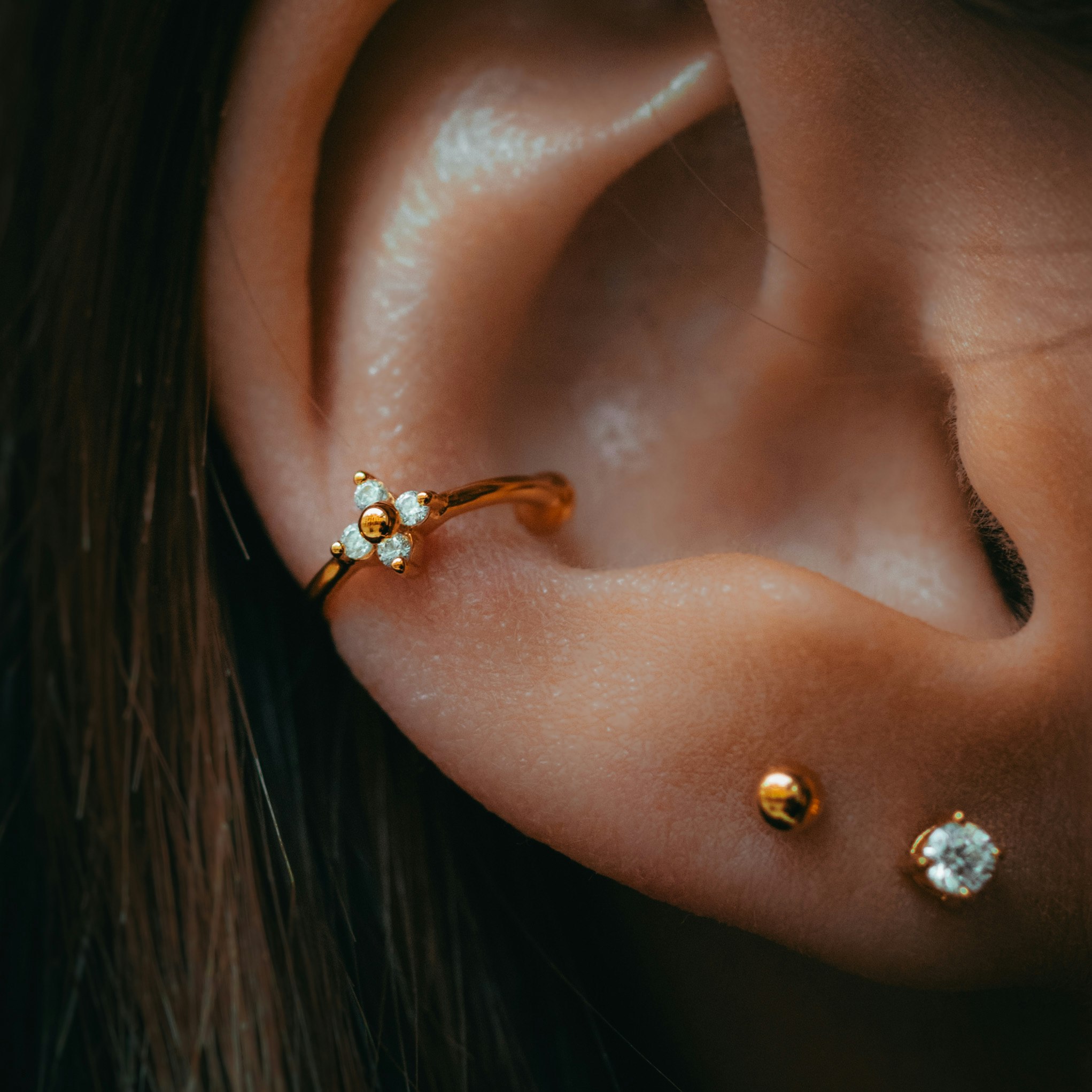 Blom earcuff guld