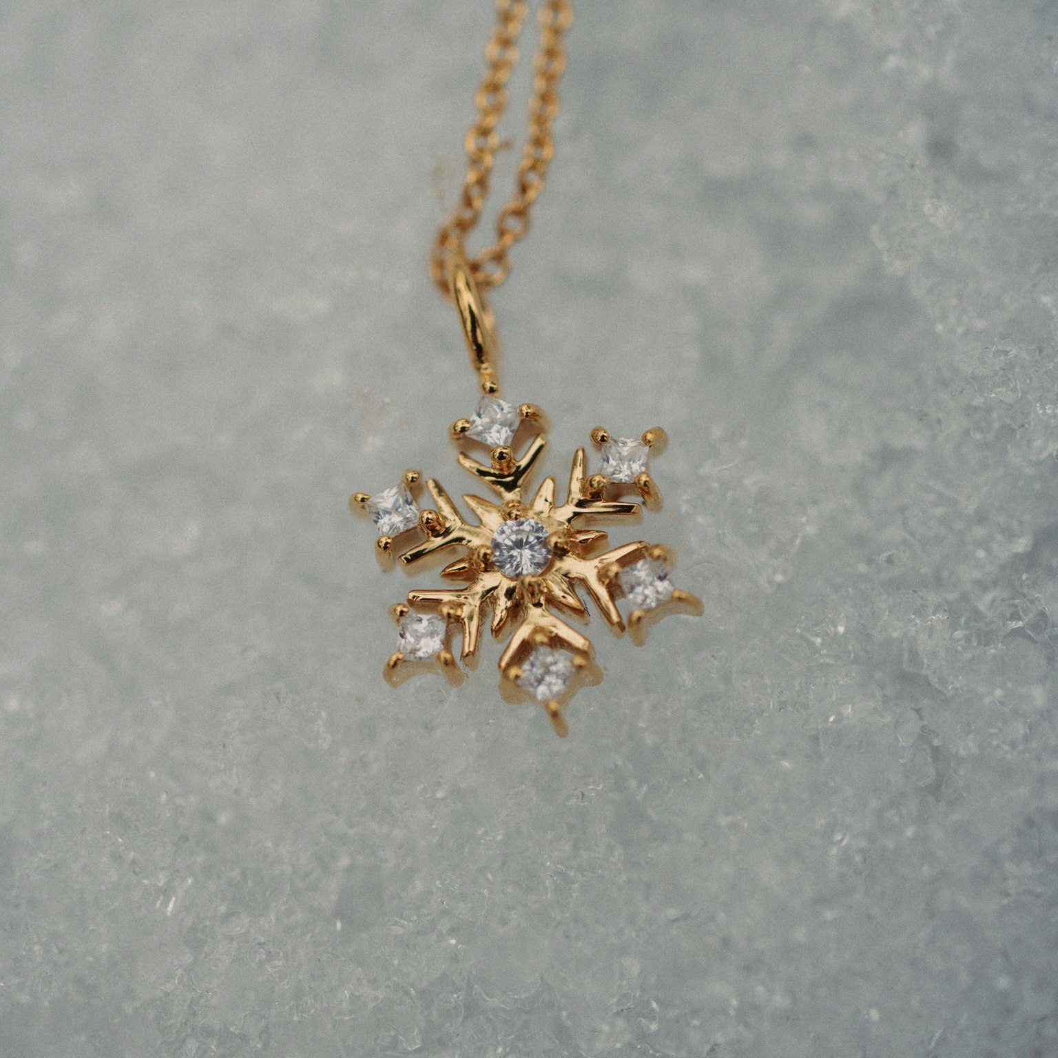 Snöflinga halsband guld