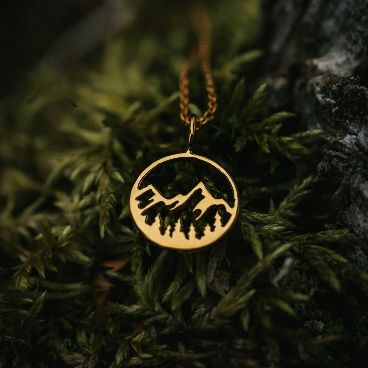 Fjäll halsband guld