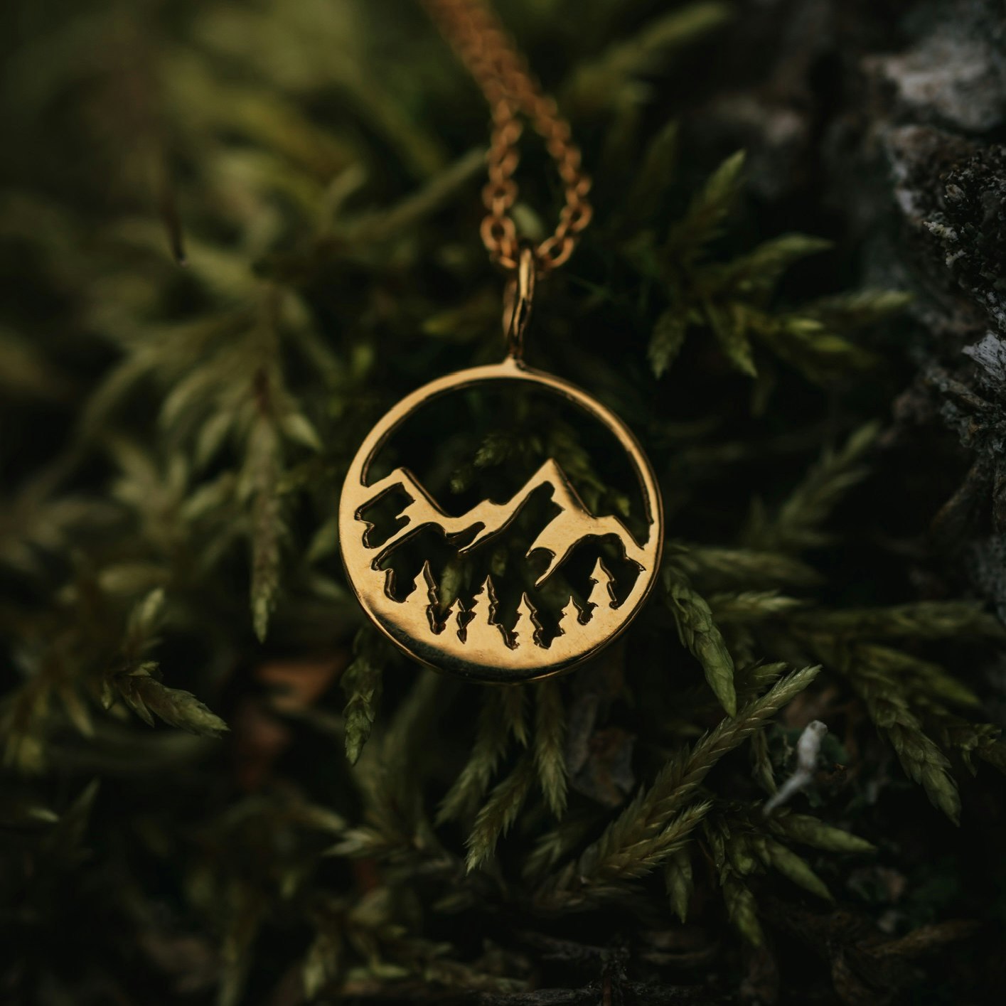 Fjäll halsband guld