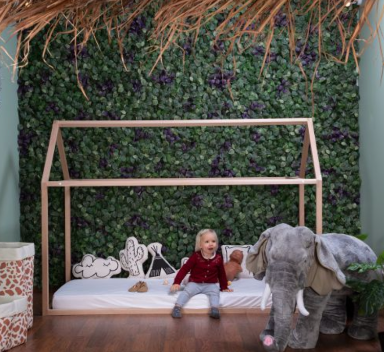 Childhome, hussäng 70x140 cm Ett barn leker i en natur hussäng och kramdjur elefant.