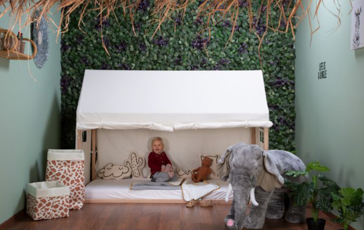 Childhome, hussäng 70x140 cm Ett barn leker i en natur hussäng med vit sänggardin och kramdjur elefant.