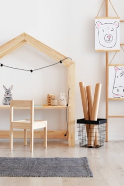 Skrivbord och stol till barnrummet