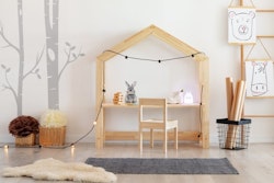 Skrivbord och stol till barnrummet