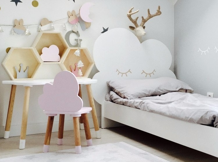 Molnsäng, juniornsäng  70 x 160 cm Säng med sängavel till barnrummet