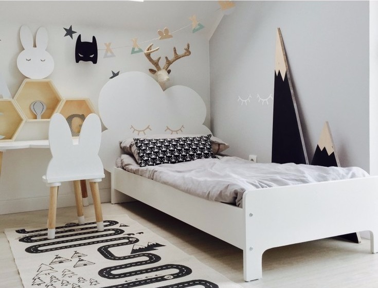 Molnsäng, juniornsäng  70 x 160 cm Barnsäng med en sänggavel i form av ett moln till barnrummet