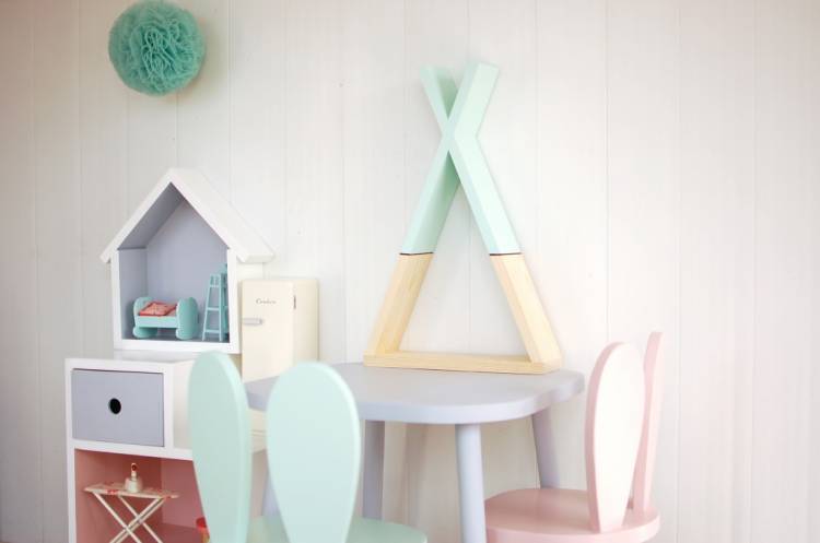 Tipihylla, rosa mint tipihylla i barnrummet med bord och barnmöbler