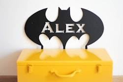 Personlig vägghängare i metall till barnrummet, batman med namn