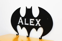 Personlig vägghängare i metall till barnrummet, batman med namn