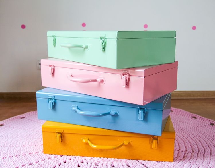 Suitcase storage , mint 