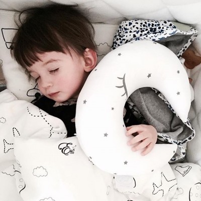Kudde vit måne, Effii Children World en pojke sover med vit kudde måne
