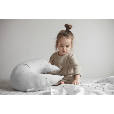 Kudde vit måne, Effii Children World en flicka med måne kudde i barnsäng