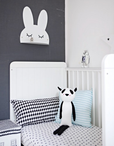Hylla sovande kanin i metall till barnrummet, vit kaninhylla till barnrummet