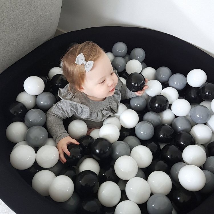 Svart bollhav med 200 plastbollar, Misioo barn i en svart lekpol med bollar