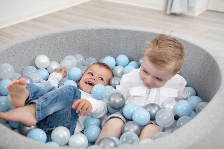 Light grey ball pit with 200 optional balls by Misioo 