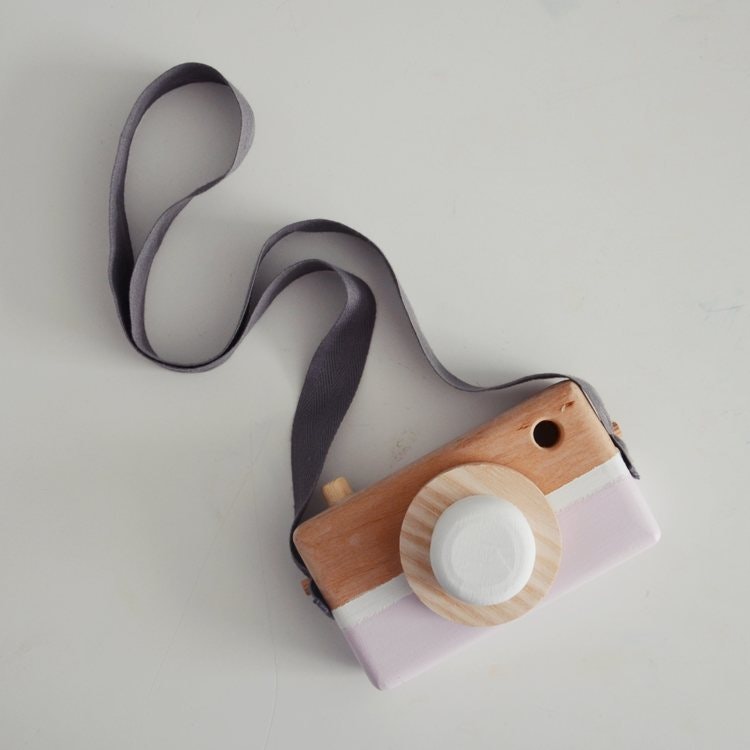 Leksakskamera av trä, powder pink + white - Babylove.se