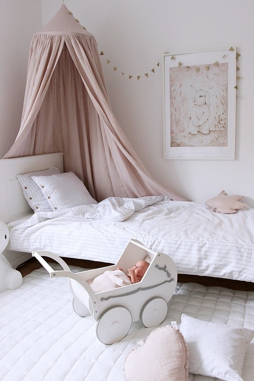 Puderrosa sänghimmel av linne till barnrummet med ljusslinga, Cotton &  Sweets - Babylove.se