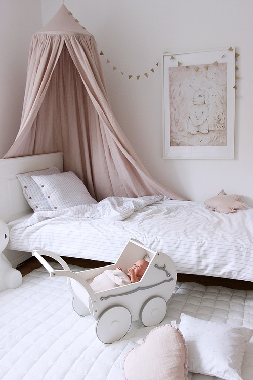 Puderrosa sänghimmel av linne till barnrummet med ljusslinga, Cotton & Sweets 