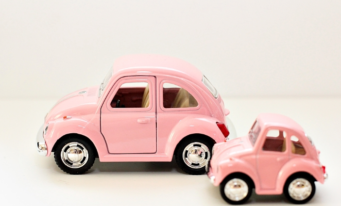 Leksaksbil stor Volkswagen pastell beetle rosa - Babylove.se
