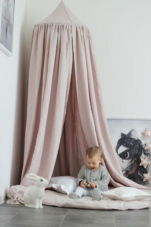 Puderrosa sänghimmel av linne till barnrummet med ljusslinga, Cotton &  Sweets - Babylove.se