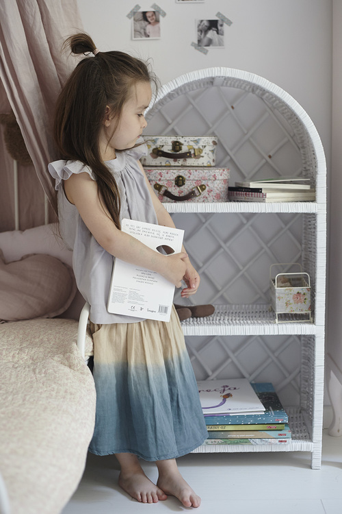 Lilu, stor vit bokhylla till barnrummet 