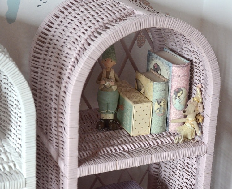 Lilu, liten puderrosa bokhylla till barnrummet 