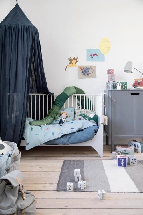 Sebra sänghimmel royal blue med ljusslinga - Babylove.se