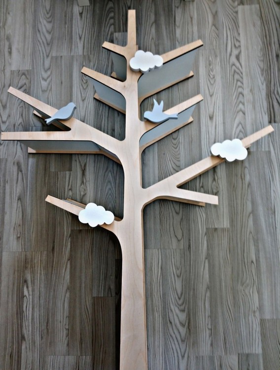 Bokhylla till barnrummet i form av ett vackert träd 