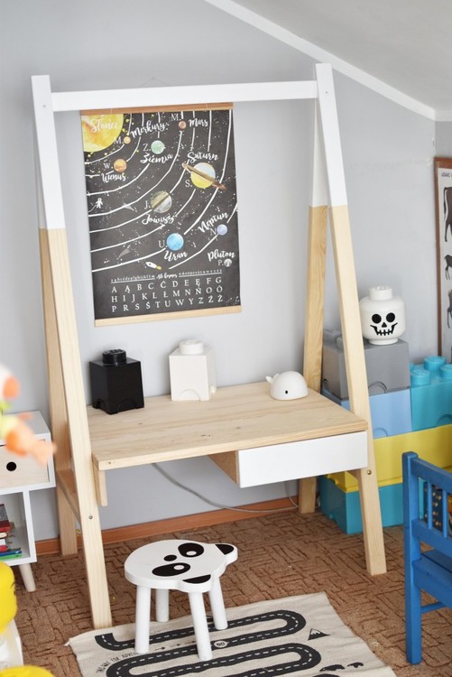 Skrivbord till barnrummet med justerbar bordsskiva 