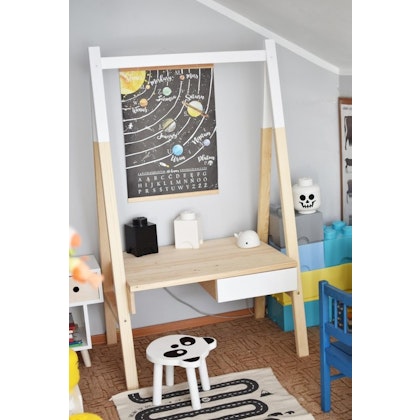 Skrivbord till barnrummet med justerbar bordsskiva