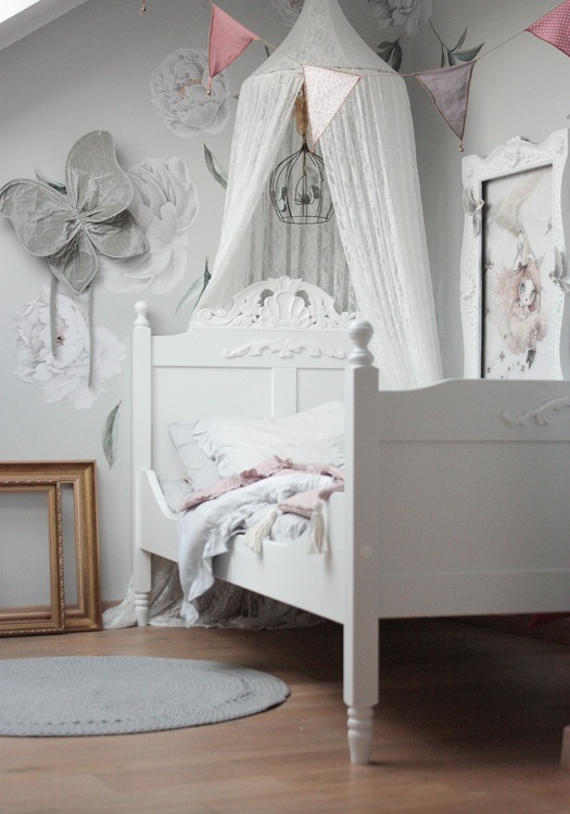 Gammaldags antik säng Romantisk barnsäng i antik stil under en sänghimmel