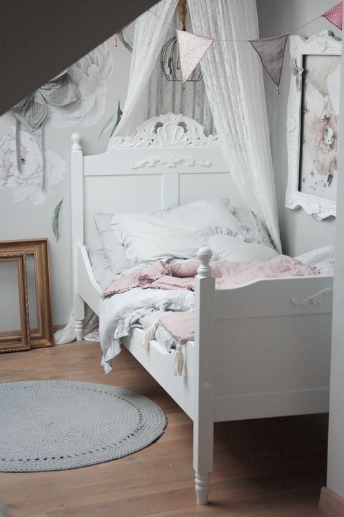 Gammaldags antik säng Vit romantisk barnsäng i antik stil i barnrummet
