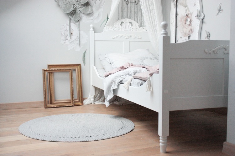 Gammaldags antik säng Romantisk barnsäng i antik stil till barnrummet