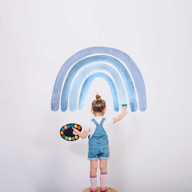 Babylove, blue rainbow, regnbåge väggklistermärke Väggklistermärken uppsatta på en vägg i ett barnrum