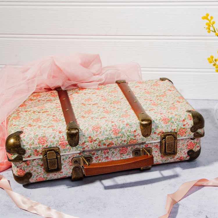Sass & Belle, metal suitcase floral Roses 