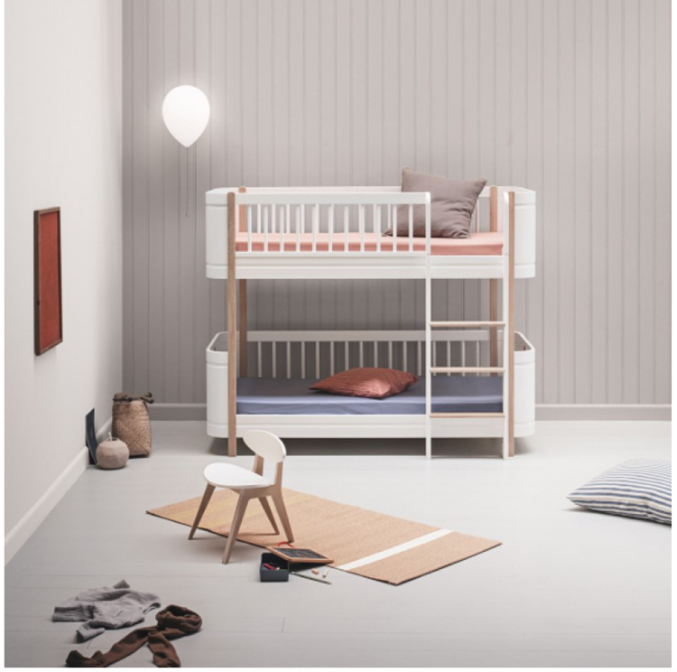 Oliver Furniture, våningssäng Mini+, vit/ek Vit/ek våningssäng i ett barnrum