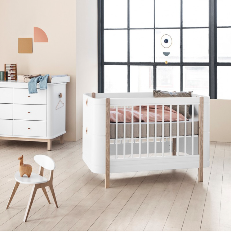 Oliver Furniture, spjälsäng/växasäng Mini+, vit/ek Spjälsäng i den högsta höjden i ett barnrum