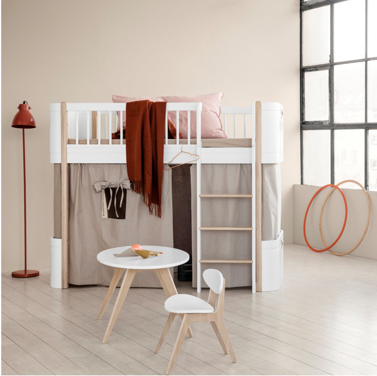Oliver Furniture, loftsäng Mini+, vit/ek Vit/ek loftsäng med grå sänggardin i ett barnrum