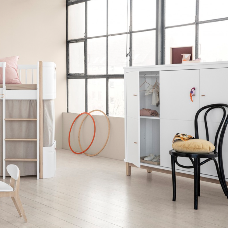 Oliver Furniture, loftsäng Mini+, vit/ek Vit/ek loftsäng med sänggardin i ett barnrum