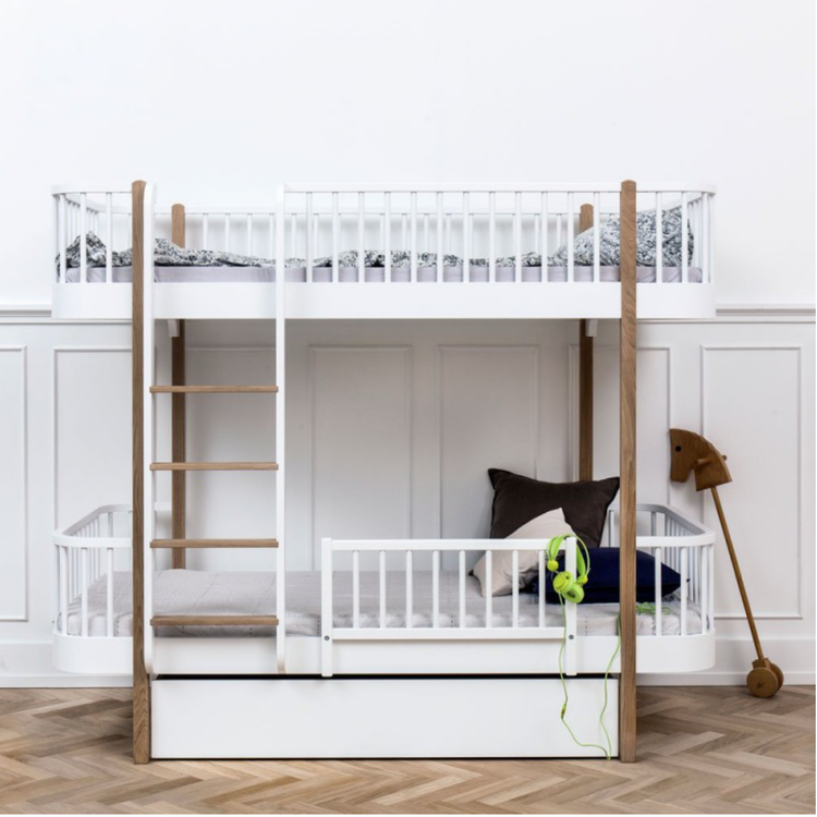 Oliver Furniture, våningsäng vit/ek 90x200 Vit/ek våningssäng med förvaring i ett barnrum