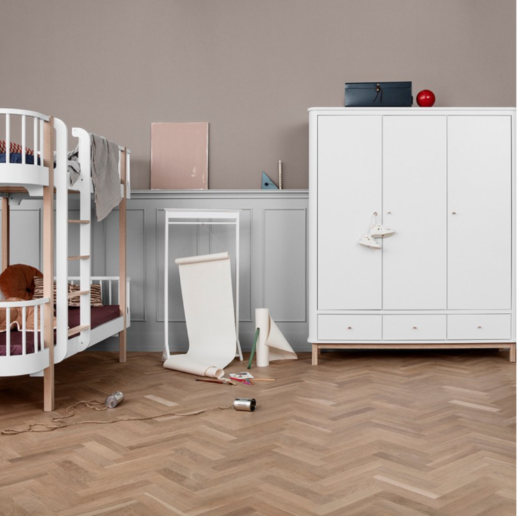 Oliver Furniture, våningsäng vit/ek 90x200 Vit/ek våningssäng och garderob i ett barnrum